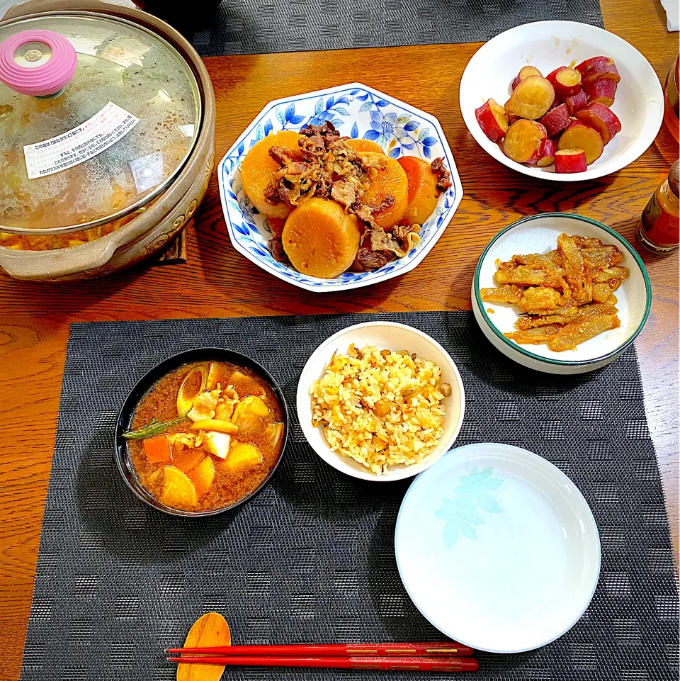 鶏牛蒡飯、豚汁、大根と牛肉煮物、薩摩芋甘煮、牛蒡甘辛煮|yakinasuさん