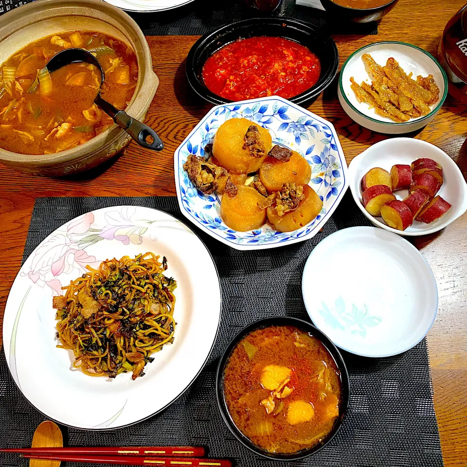 焼きそば、豚汁、大根煮物、薩摩芋甘煮、鶏肉ピリカトマト煮、|yakinasuさん