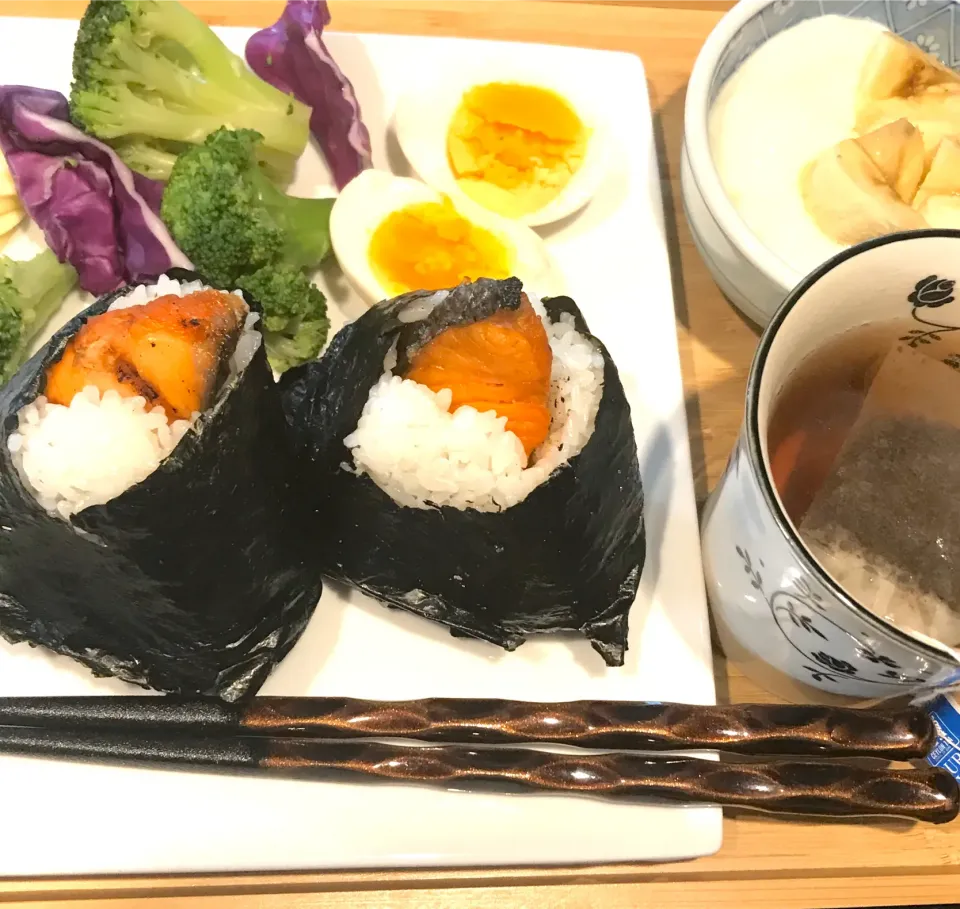 おひなさまおむすびと温野菜サラダで朝ごはん|シュトママさん