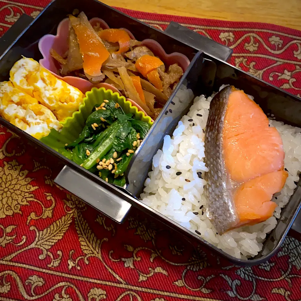 牛肉と根野菜の炒め煮と、小松菜の胡麻和えと、卵焼きと焼き鮭弁当|もえさん