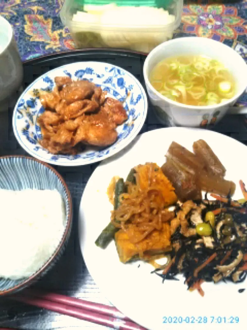 よねばーばの朝ごはん
惣菜盛り合わせ
葱の味噌汁
豚肉の生姜焼き
ご飯、白湯|yoneばーばさん