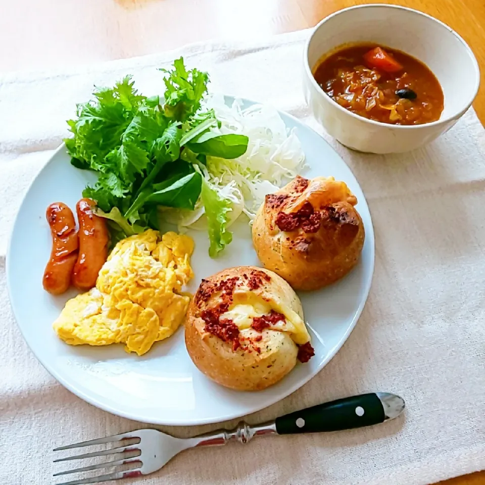 Snapdishの料理写真:チーズパンで朝ごはん|えるえるさん