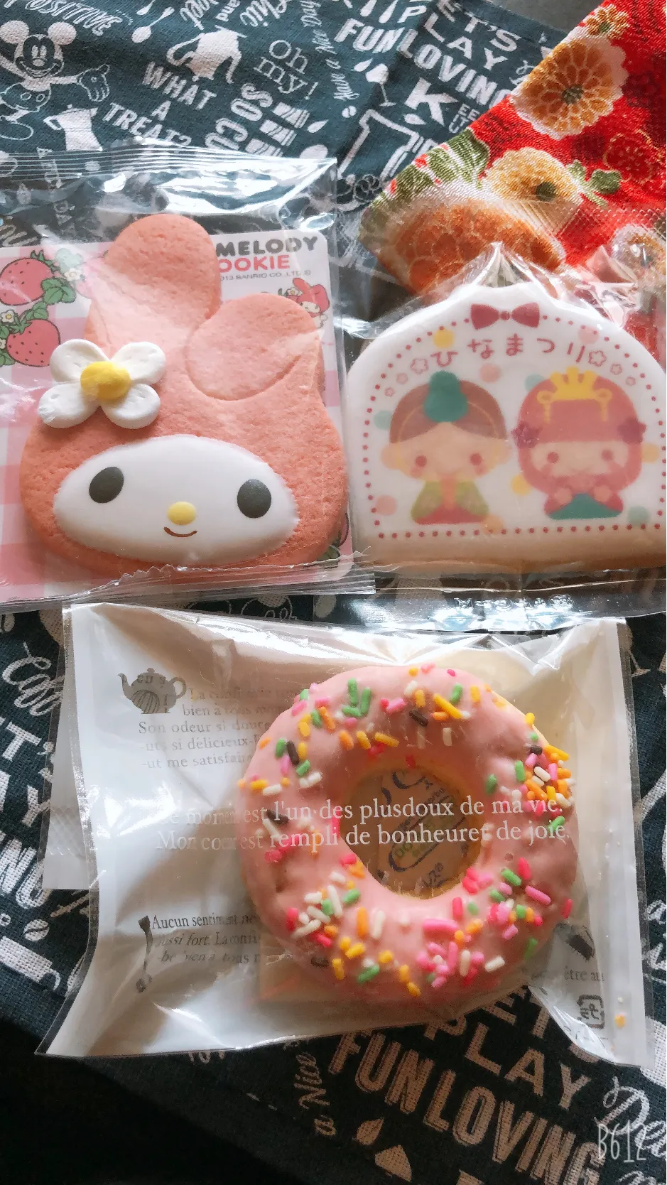 💐可愛いクッキー🍪＆ドーナツ🍩💐昨日 夜勤明けで帰る前に患者様の付き添いしている家政婦さんから戴きました♡何歳になっても可愛いもの見るとテンション上がりますね🤪でも、この可愛いクッキー🍪＆ドーナツ🍩食べるの勿体無いって思ってるのゎ私だけかなぁ😜|yukiさん