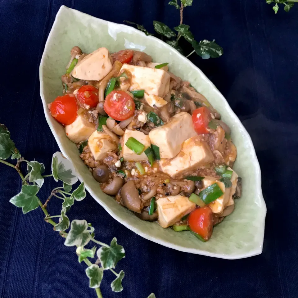 🍚🥢飯ススム❗️しめじ🍄と豆腐の麻婆は華やかに香る花山椒が効いている‼️🍚🥢|Hollyさん