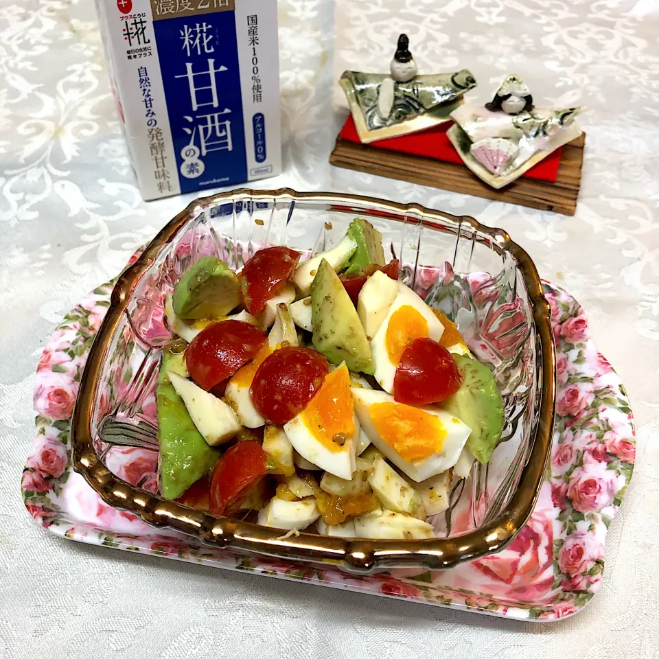 Snapdishの料理写真:ミニトマト🍅アボカド🥑ゆで卵チーズ🧀糀甘酒ドレッシングサラダ🥗|henryさん