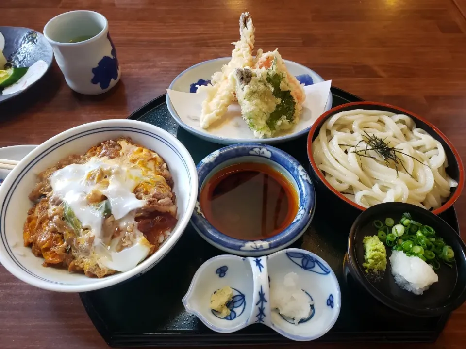 牛とじ丼と天ぷらとざるうどん定食|さよさん