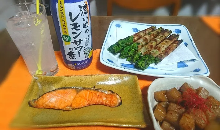 菜の花🌱の豚バラ巻き
 焼き鮭🐟
 ピリ辛こんにゃく✨|びせんさん