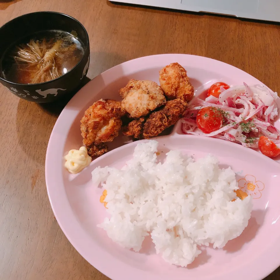 Snapdishの料理写真:芹のお味噌汁と塩唐揚げと紫玉ねぎとトマトのサラダってこの前と同じやないかーい|薫子さん