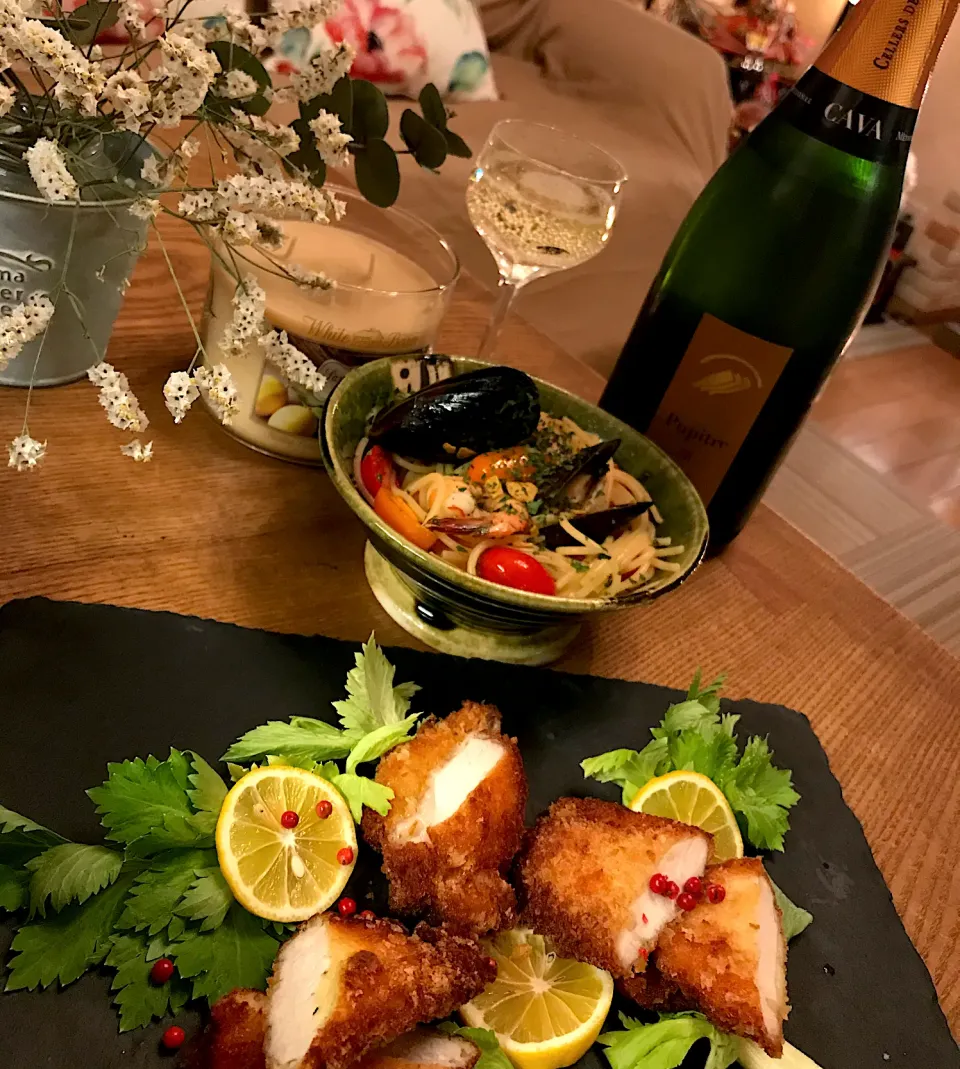 チキンカツとトマトとシーフードパスタとCAVA|izunさん