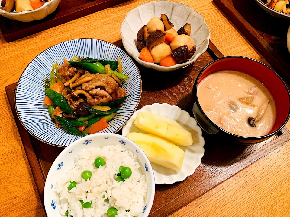 我が家の晩ごはん🍚葉ニンニクと豚肉のオイスター炒め、里芋煮物、豆ごはん、粕汁、りんご|いちごさん