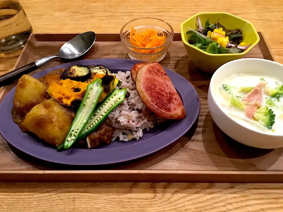 野菜カレー🍅🌽🍆
肉じゃがの残りをリメイク😄|おーやんさん