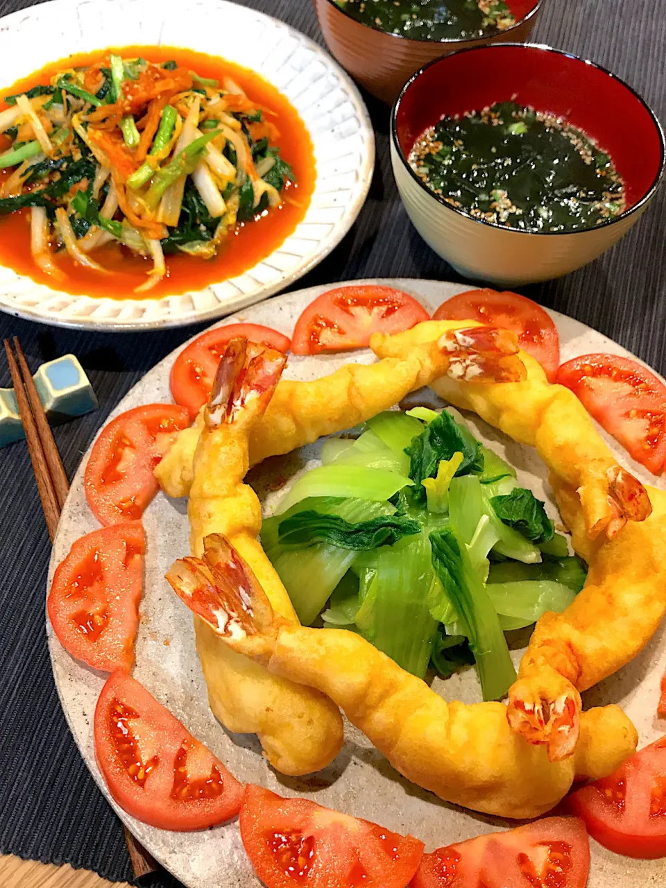 大海老🦐のフリッター、スルメキムチとニラの炒め物、ワカメスープ|yukinnkoさん