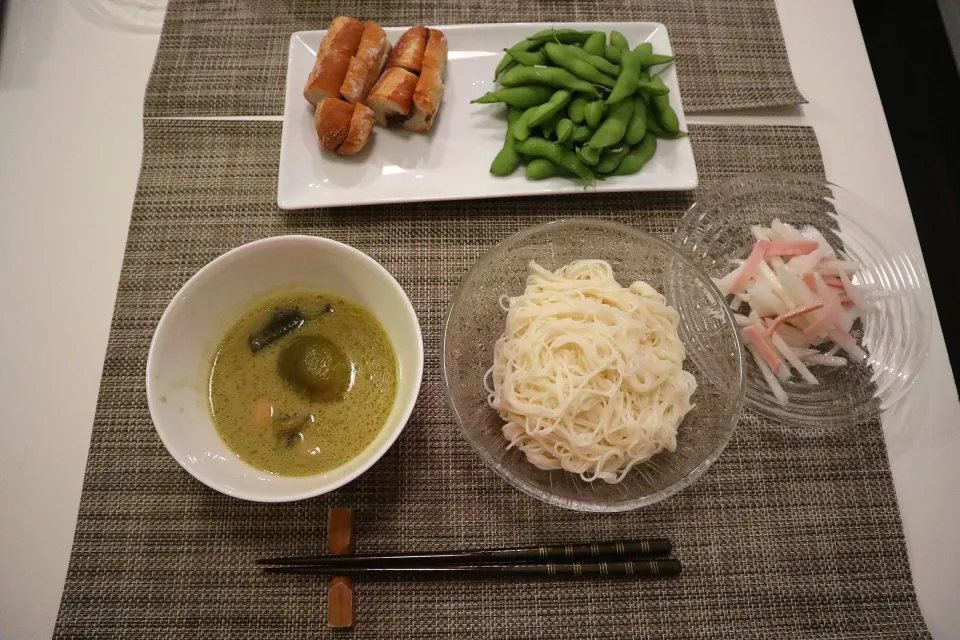 今日の夕食 グリーンカレー、そうめん、大根サラダ、枝豆、ローソンのあんバターフランスパン|pinknari🐰🌈さん