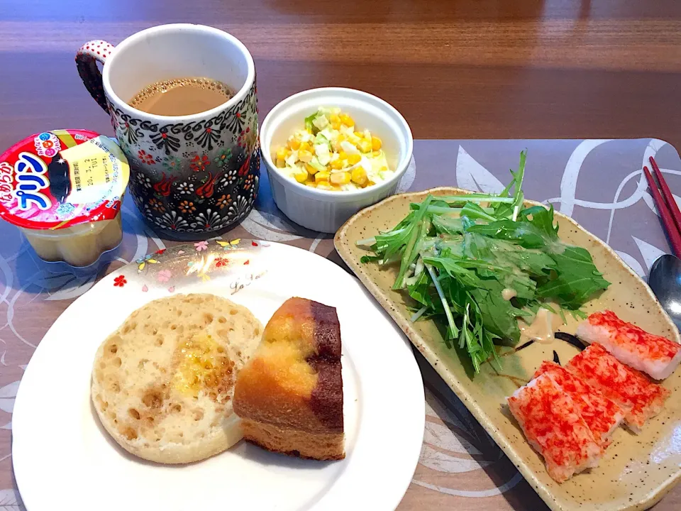 土曜日の朝ごはん
タラバカニカマ、水菜、コールスローサラダ、パウンドケーキ、マフィンパン、プリン、麦芽飲料|かよちゃんさん