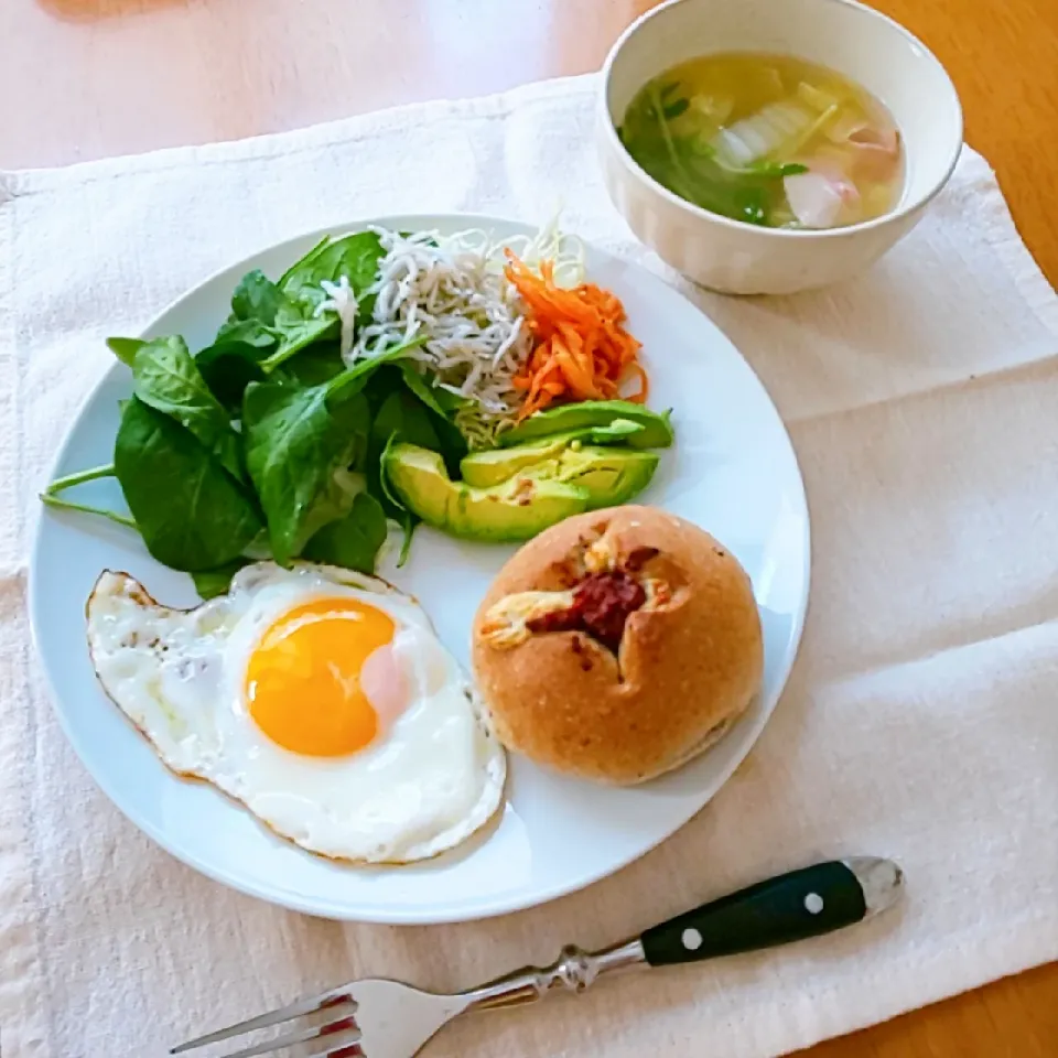 Snapdishの料理写真:チーズパンで朝ごはん|えるえるさん