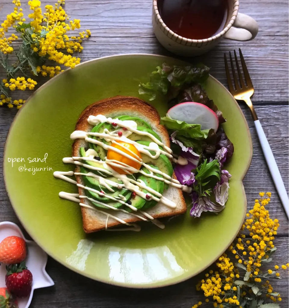 Snapdishの料理写真:アボカドオープンサンド|@keijunrinさん