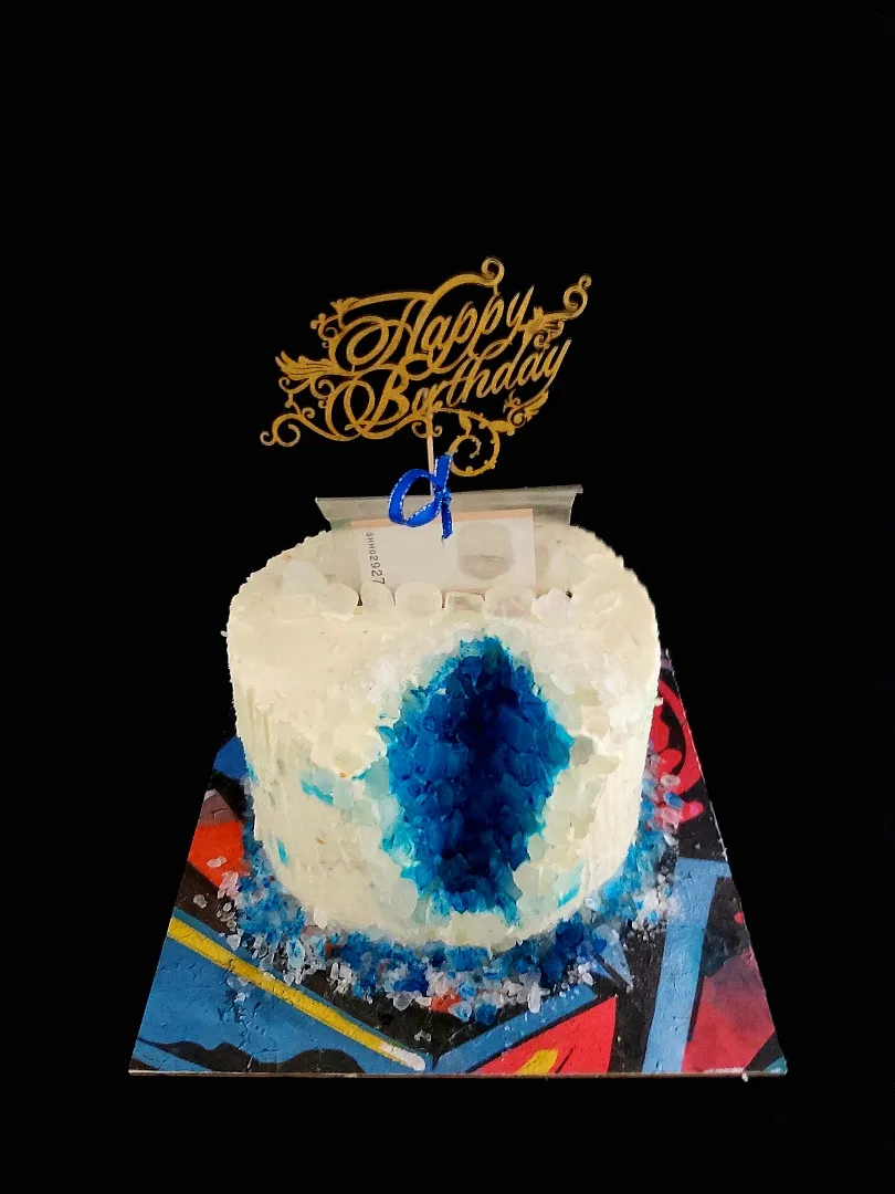 Geode Birthday cake

A cash pullout out cake with geode design. Inside is 1 kg of matcha sponge. Frosted in yuzu swiss buttercream. Layered with yuzu paste and yuzu custard.
|zakicakesさん