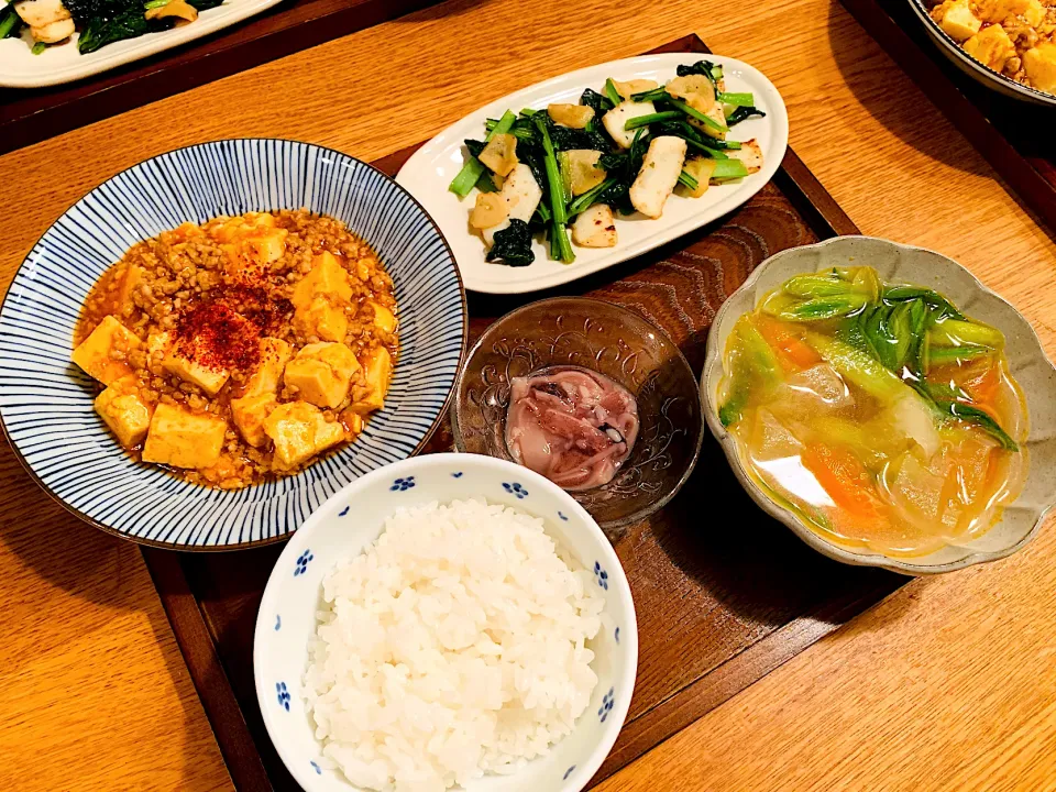 我が家の晩ごはん🍚イカとターサイのにんにく炒め、赤から麻婆豆腐、ひらひら大根と葉ニンニクの中華スープ|いちごさん