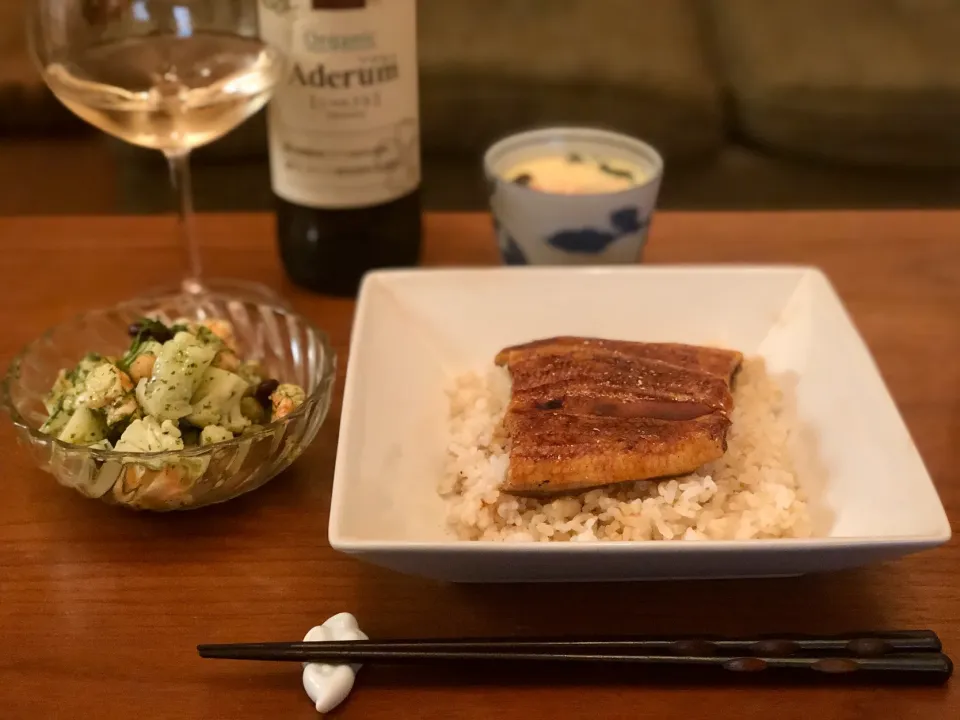 鰻丼、茶碗蒸し、カリフラワーと海老と豆のサラダ、白ワインで家飲み　　　　　Eel rice bowl|マユマユさん