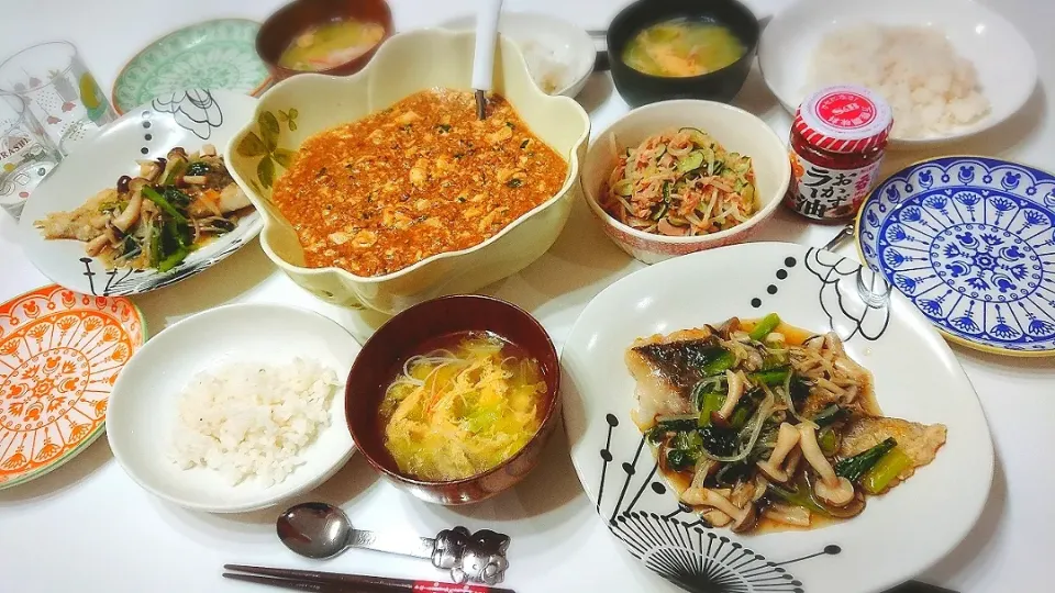 Snapdishの料理写真:夕食(^ー^)
麻婆豆腐
タラの野菜あんかけ
もやしきゅうりとツナのナムル
カニタマ白菜スープ|プリン☆さん