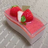 Snapdishの料理写真:いちごムース🍓




#いちごムース  #ムース|なゆもさん