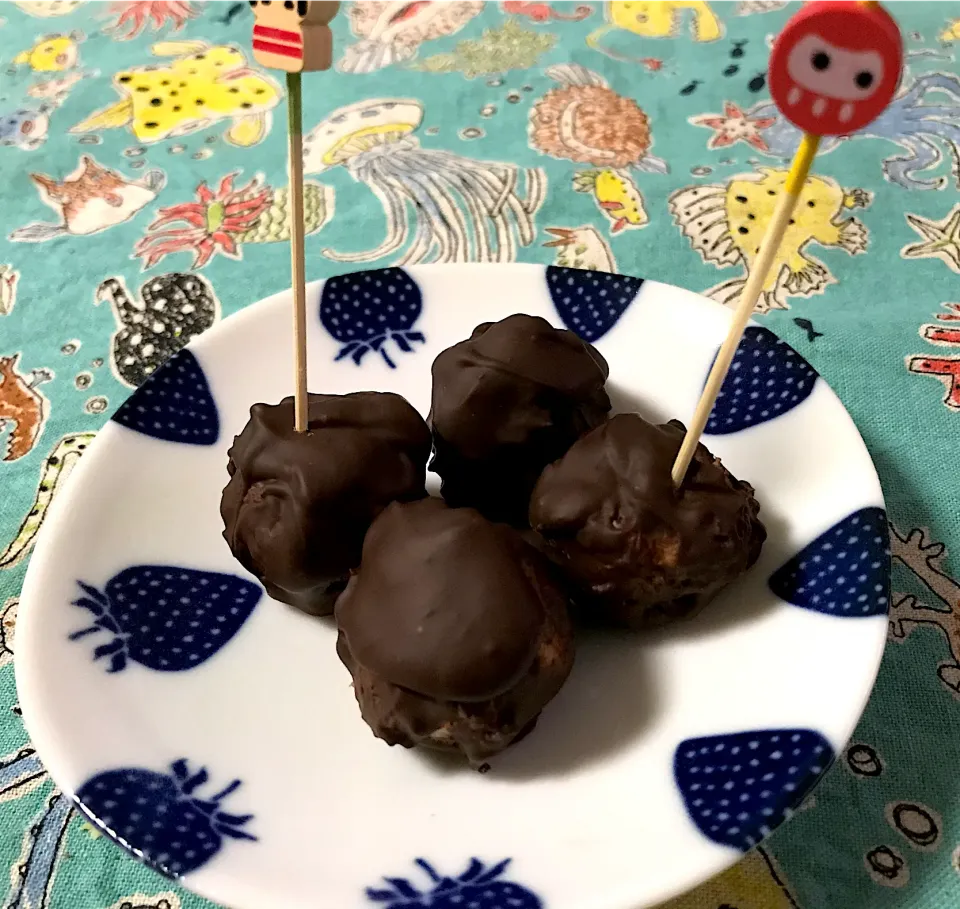 余ったパンとチーズクリームで一口チョコ😋美味いよ😋|noeさん