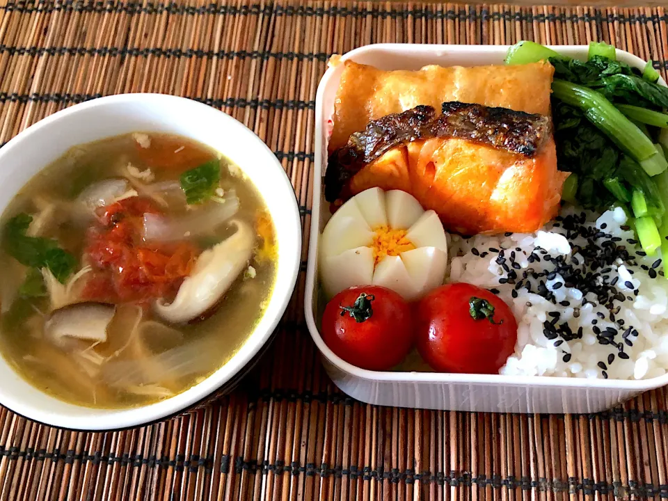 Snapdishの料理写真:今夜の夜勤弁当完成🍱コストコのチキンの丸焼きと野菜どっさりリメイクスープ付き|いっちさん