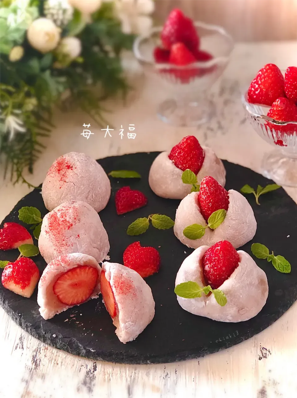 Snapdishの料理写真:苺大福🍓苺パウダーで🍓ほんのりピンキュ🌸不要不急の外出はしないのね😳💦買い置きの糀甘酒の素と白餡で🌸|chiaki3（平川ちあき）さん