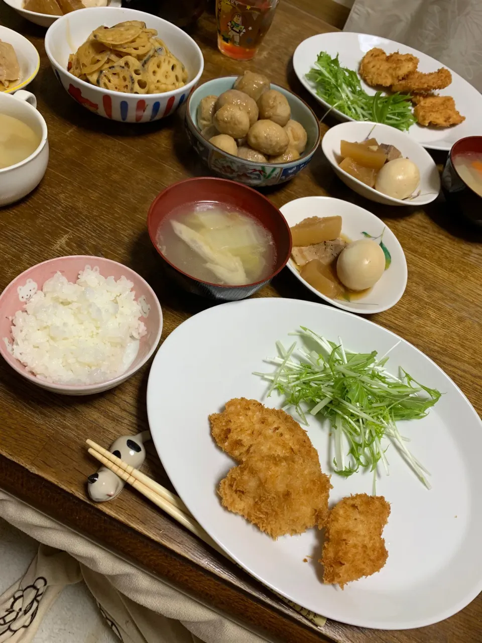 チキンカツ・水菜サラダ・豚の角煮・蓮根のきんぴら・里芋の煮転がし・鶏出汁スープ|ちびろ菌さん