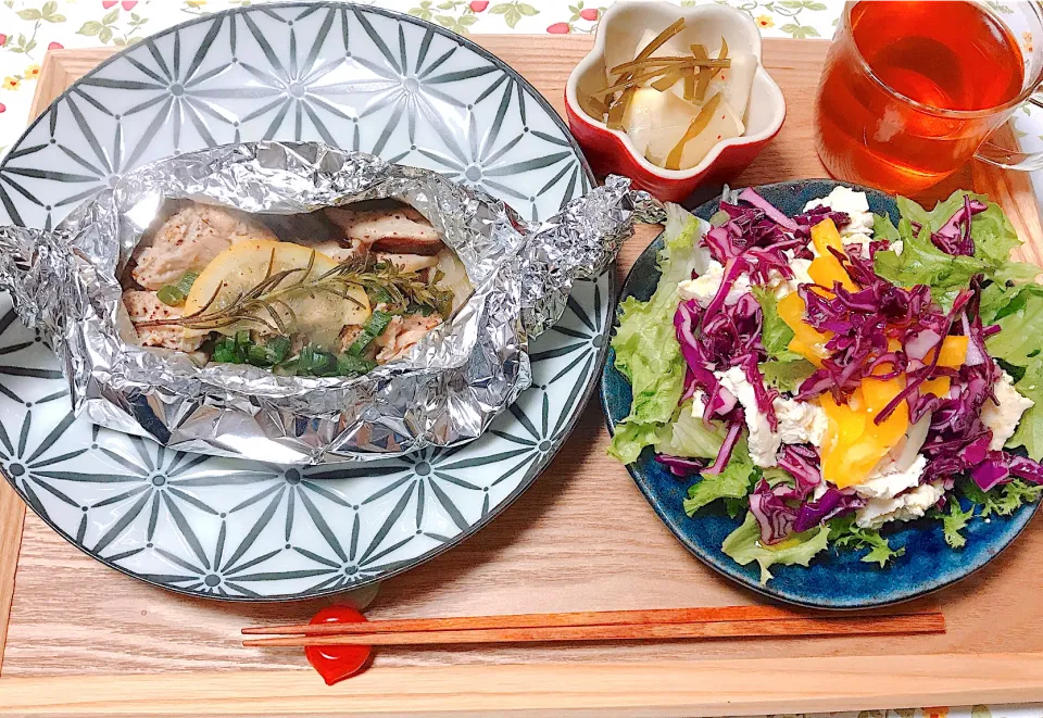 Snapdishの料理写真:夕ごはん😋鮭缶のホイル焼き🐟🌷|🤤nana🥢さん