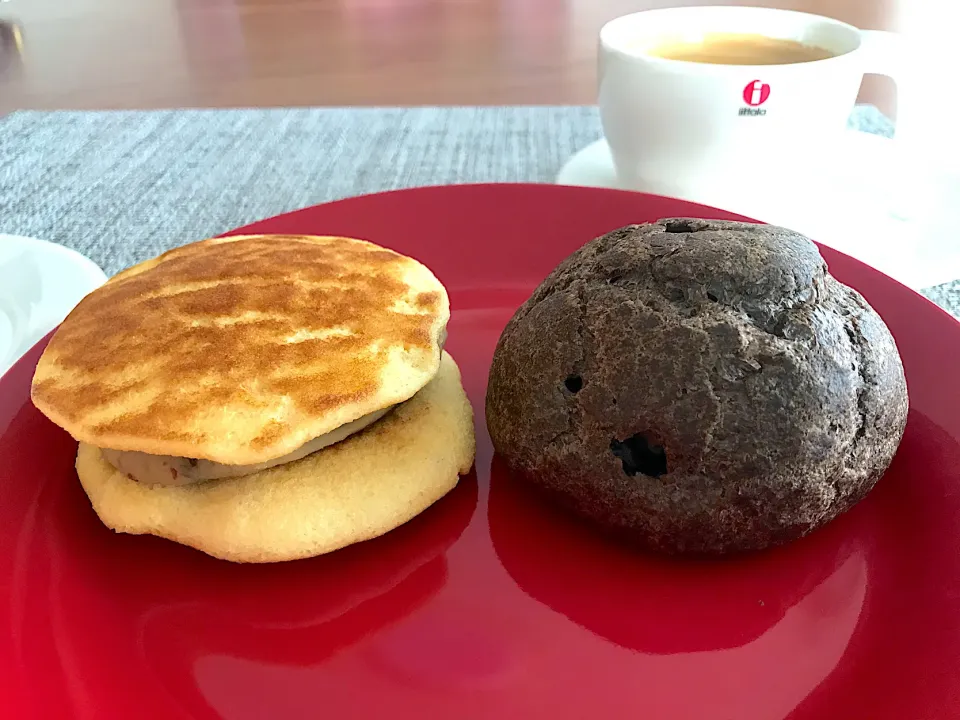 Snapdishの料理写真:ベルギーチョコシューと安納芋どら焼き　シャトレーゼ　美味しい😊|なお🅿️さん