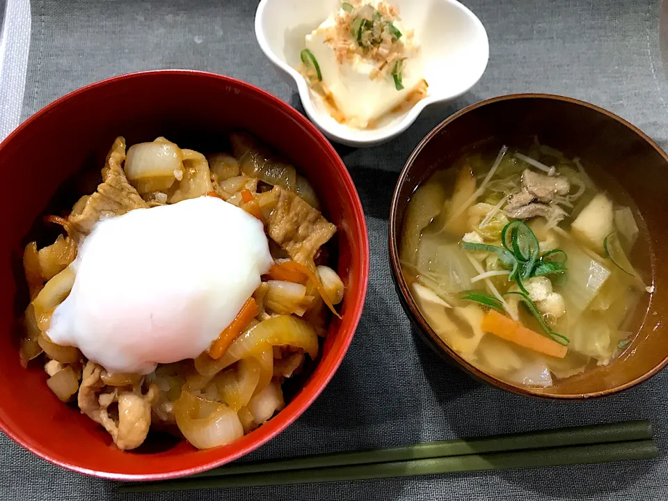 ジロー7さんの温泉卵🥚をON♪生姜焼き丼|めぐぐさん