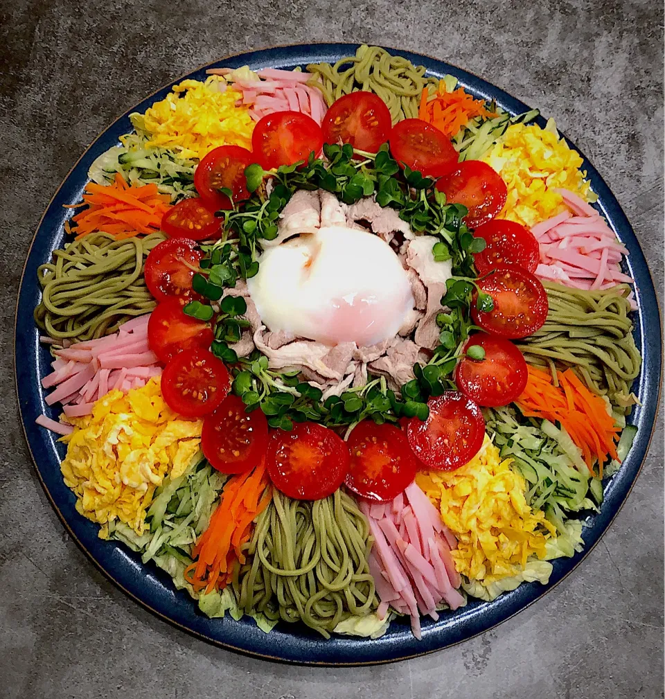 食欲ない時でもお箸がススむ、茶蕎麦サラダ🥗茶蕎麦、豚しゃぶ、温泉卵、ハム、錦糸卵その他野菜達〜♪( ´▽｀)|AXさん