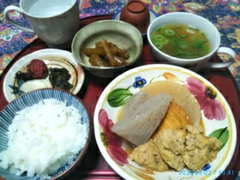 よねばーばの朝ごはん
おでん
葱の味噌汁
蕗の煮物、
梅干し、たくわん、　
ご飯、白湯、|yoneばーばさん