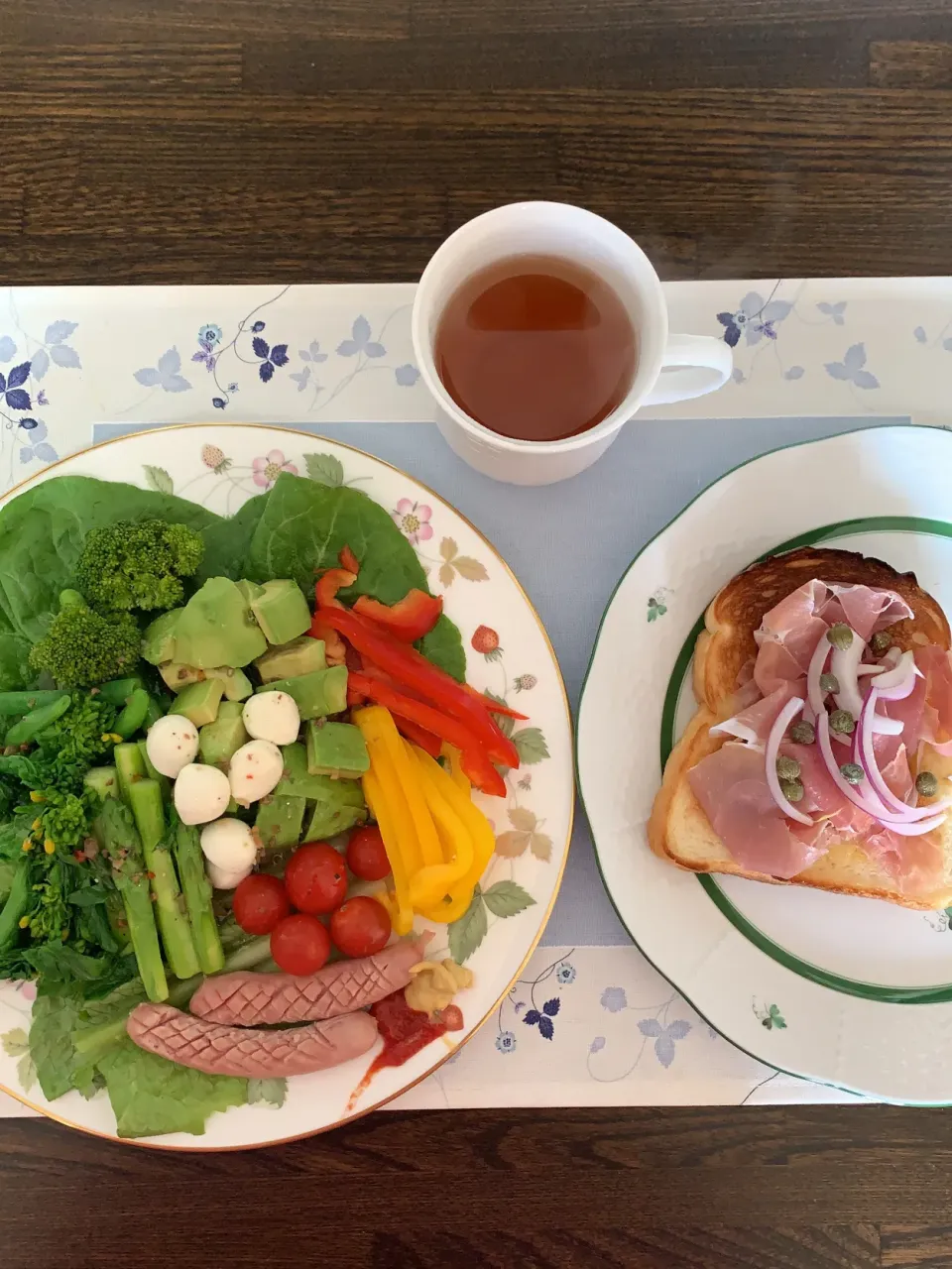 春満載のサラダとバタートーストの上に生ハム❣️|tamemitiさん