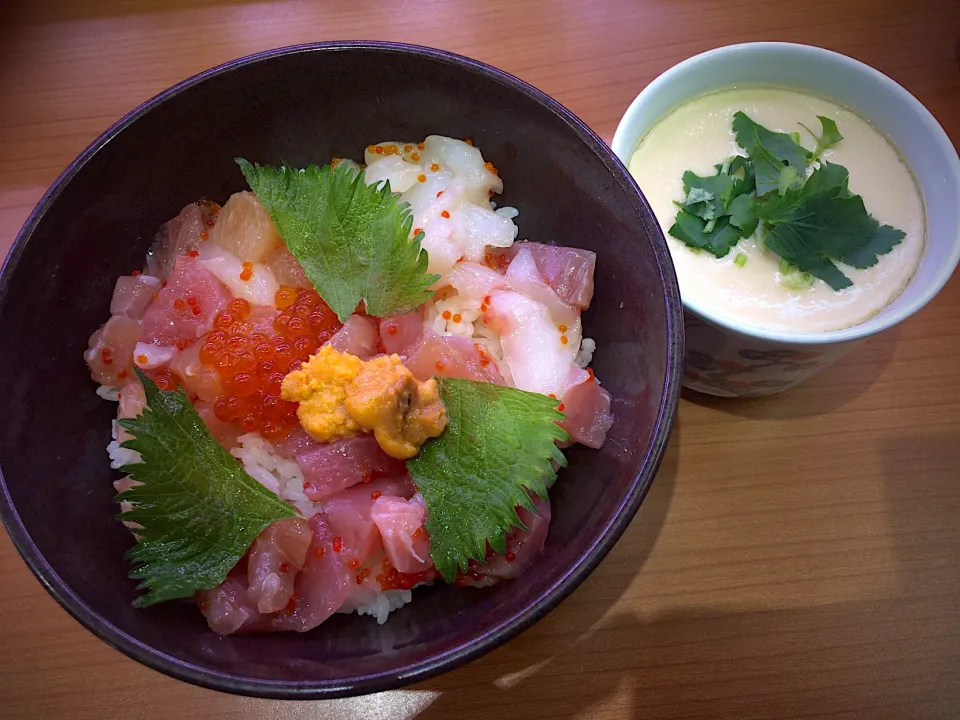 Snapdishの料理写真:くら寿司の平日ランチ（海鮮丼）550えん|すくらんぶるえっぐさん