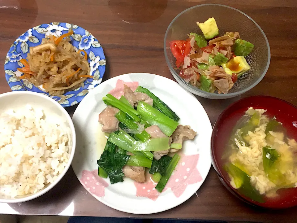 Snapdishの料理写真:鶏モモと小松菜の炒め物 レタスと卵のスープ アボカドとトマトの和風わさびマリネ 切り干し大根の煮物|おさむん17さん