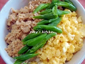 ruby&naoさんのしっとり鶏そぼろの三色丼 #楽天レシピ|楽天レシピさん