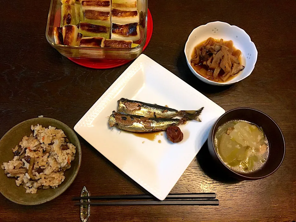 鰯の梅煮、焼きネギ、切り干し大根の煮物、赤貝の炊き込みご飯|カドラさん