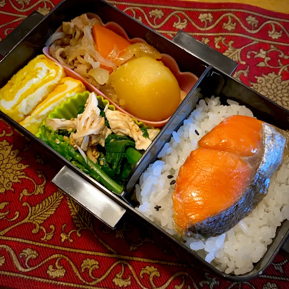 肉じゃがと、鶏ささみと菜の花の胡麻和えと、卵焼きと、焼き鮭弁当|もえさん