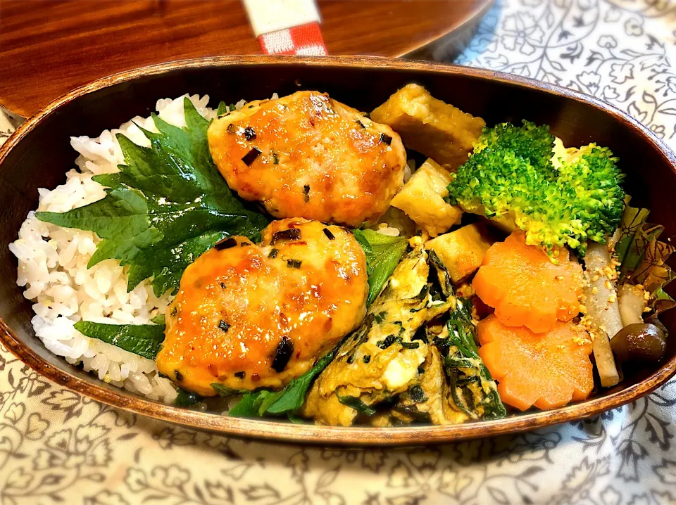 サラ弁　　　　　　　　　　　　　　　　　　つくねのタレ焼き　セリの卵とじ　ゴボウとしめじの煮物|じゅんさんさん