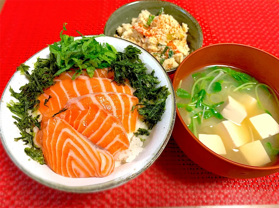 アトランティックサーモンとろろ丼。|ゆっちこさん