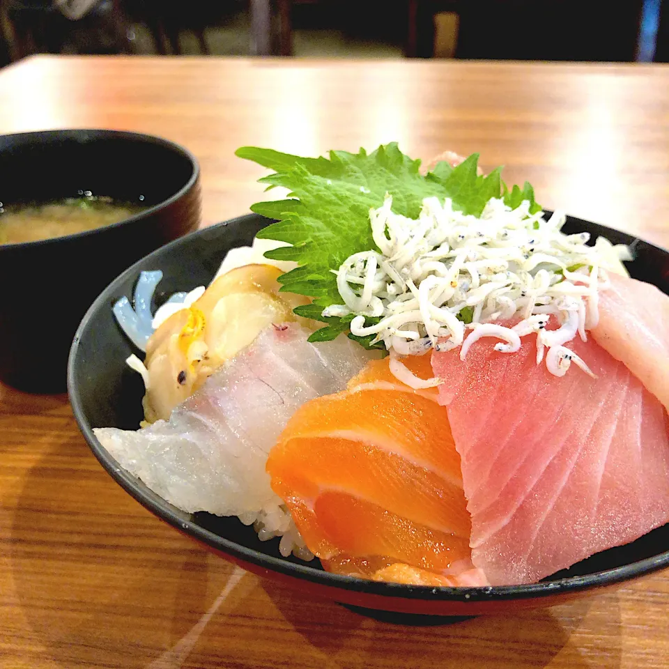 ・海鮮10種丼

10種とは、まぐろ赤身、びんとろ、たこ、なめろう、とろ中落ち、シラス、煮ホタテ、いか、サーモン、白身。|Shiny1022さん