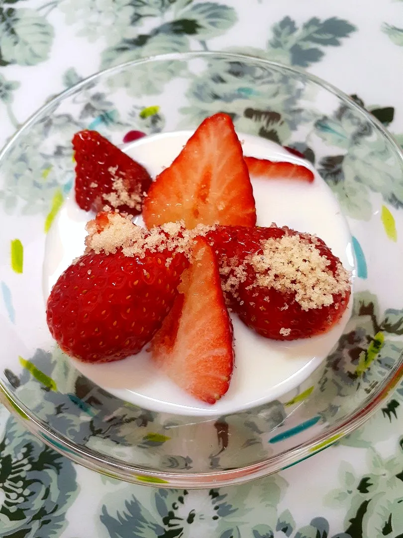 シュトママさんの料理 昔懐かしい食べ方いちごミルク🍓🍓🍓|@きなこさん