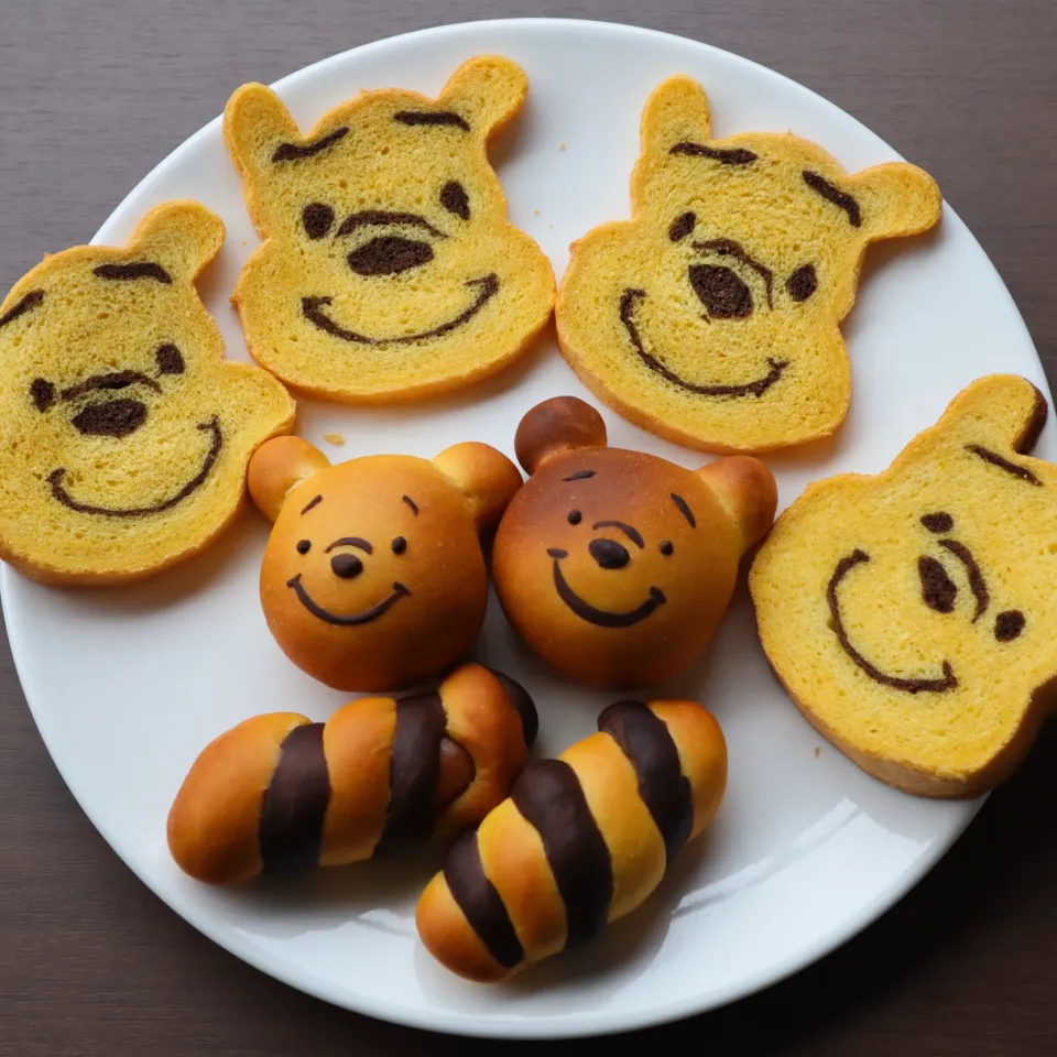 くまのプーさんの食パン、アンパン、みつばち柄のソーセージぱん🐝　焼きました。|izuyoさん