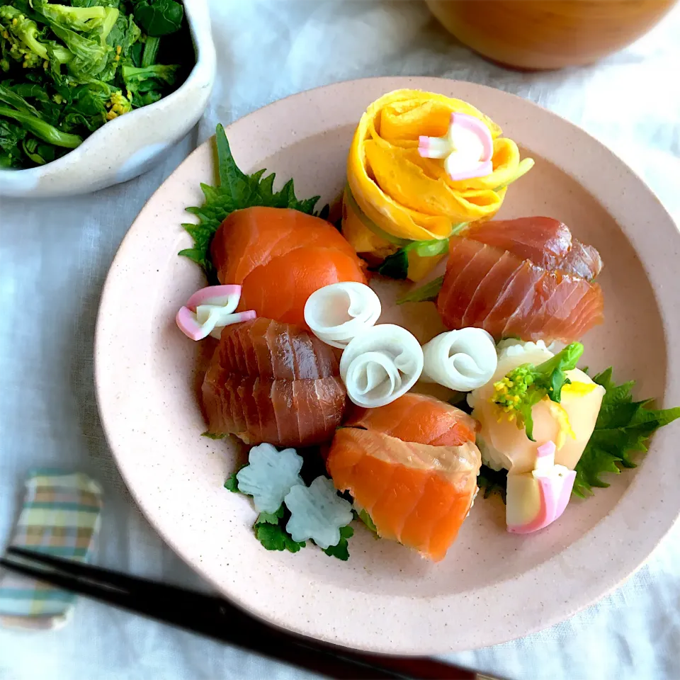 マダム とんちんさんの料理 🌾#初秋の手毬寿司♪ 一口でパクッと食べられる小さな手毬寿司|むぎこさん