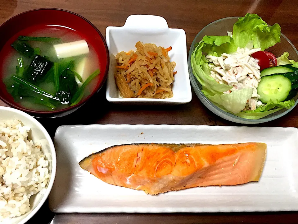 塩鮭 ごぼうサラダ 切り干し大根の煮物 豆腐とほうれん草の味噌汁|おさむん17さん