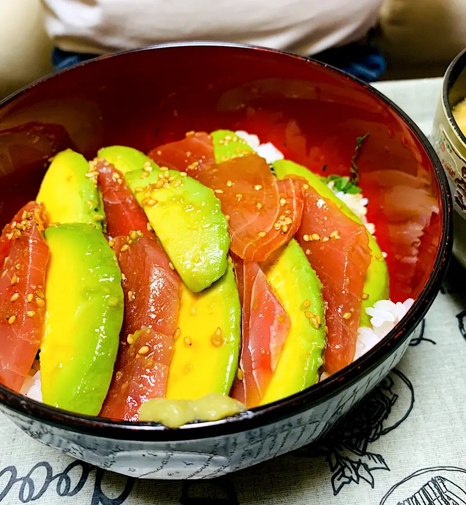 まぐろとアボカドの漬け丼🥑|ちはるさん