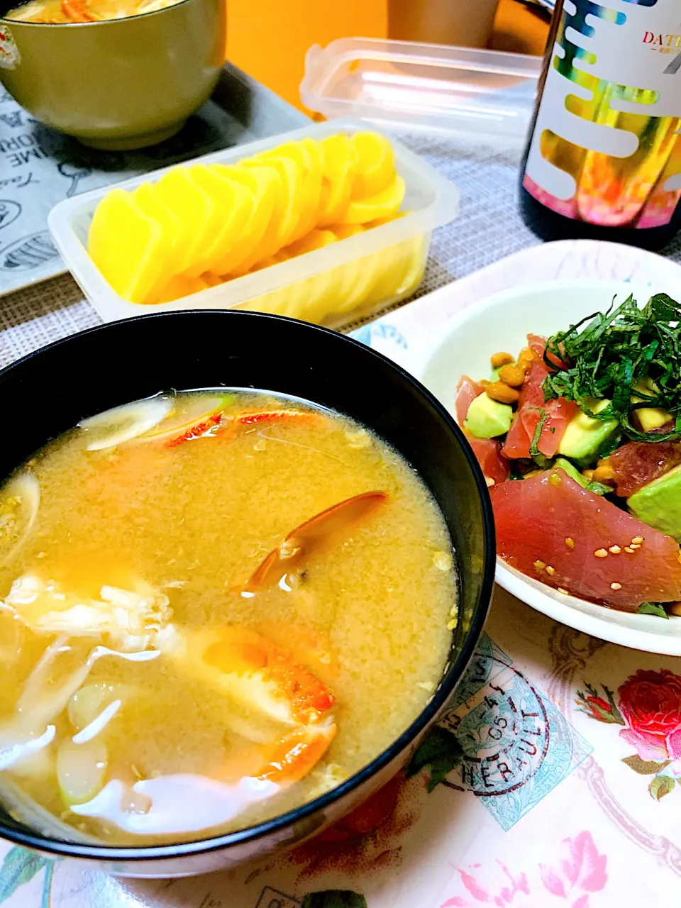 丸ガニの味噌汁とまぐろ納豆で🍶|ちはるさん