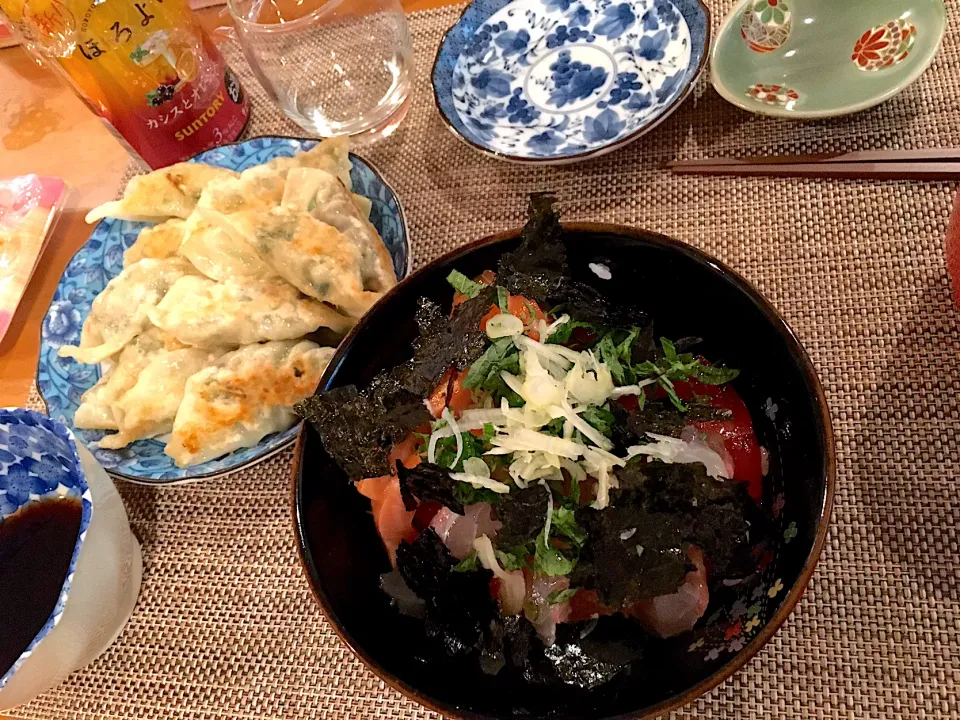 ヒナまつりぱぱっとこれうまつゆ！漬け丼 と母特製餃子🥟|にゃふてんさん